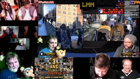 Pleins de gens jamment dans l'écran
