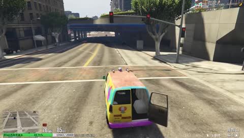 發妮:ㄍ 會不會騎車阿? 下一秒撞牆....