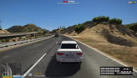 Han sejler rundt og lyder som en gris. <3