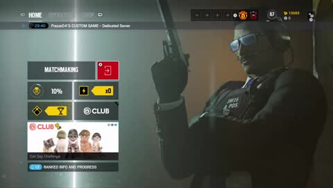 Isak tar av sig byxerna