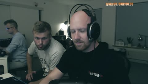 Hvad er det du laver med munden haha :D