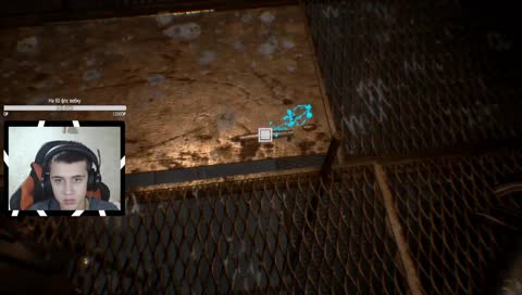 Кушает огурец 