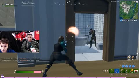 BAHAHAHAH LA POSE QU'IL PREND