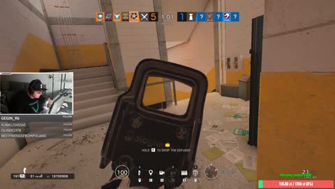 Mozzie gra na tyłach gruby na lewo uwazaj