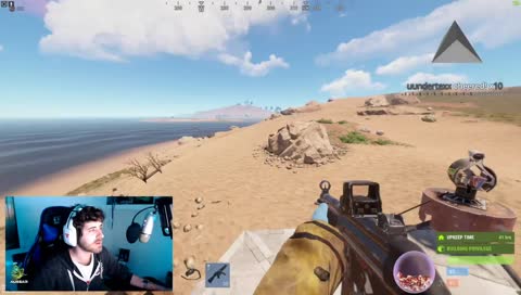 mira la casa del fondo!!! entre las piedras