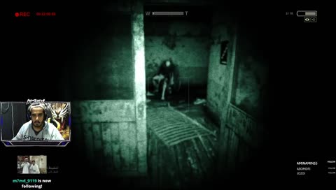 قفل الباب على نفسه