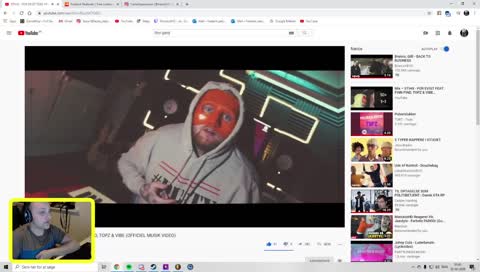 Han går op i rap.