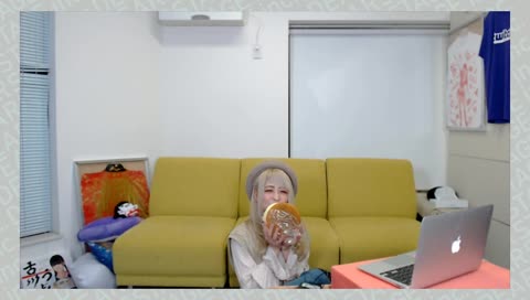 チーズケーキまるかじりする小鳩りあちゃん