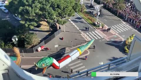 Giant snake attacks people in Nice,France 