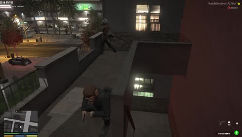 被警察攻堅啦