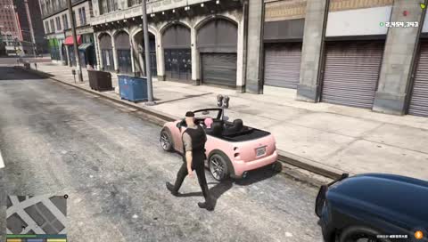 那個人怎麼跑的那麼詭異!? 被發現啦