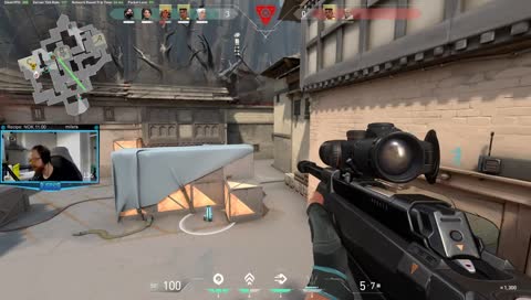 Når du gamer og dama jobber ;-;