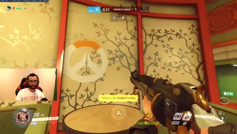 احد يتفرج على خبزه