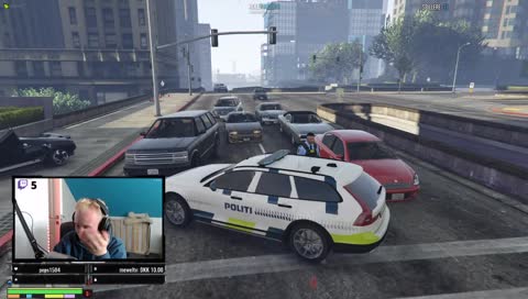 Politi holder ikke Reglerne fordi man må ikke holde midt på vejen 