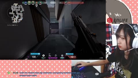 びっくりしてマウスを放り投げるひなちゃん