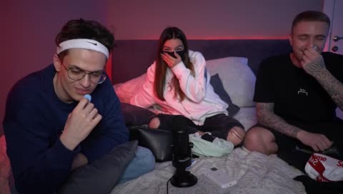 Егор понюхал трусы амины