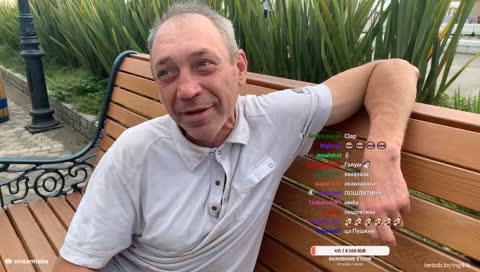 Друг поэта на заднем плане отдыхает B)