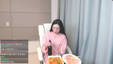 울다 웃으며 이빨로 병따는 여캠