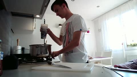 Vozík lije vodu