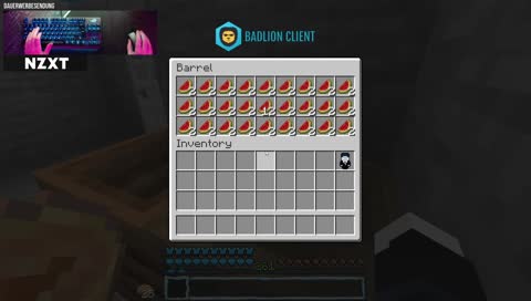 er haut seinen Kuchen rein