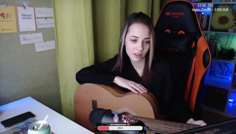 ПОД ПЛАТЬЕМ ПОКАЗАЛА СВОЮ...