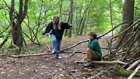 Cindy zerbricht Stock auf Ronny