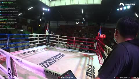 Er fliegt in den Ring