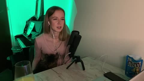 Simba pirscht sich an ^^