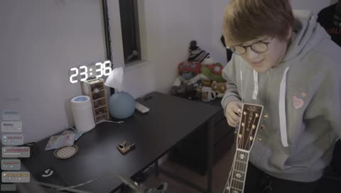 そんなことよりズボンに穴が開いてるのが気になる