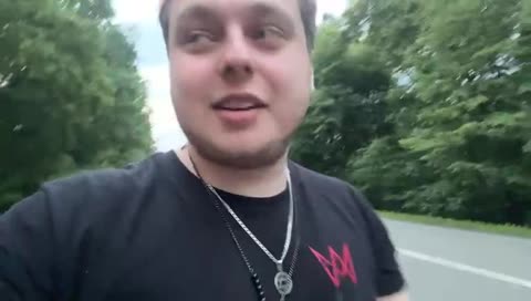 jak jde botmanovi čůrání, vlogovácí místo na autě a zabavení chatu