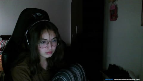 un saludo de mi amigo chanai que lo quiero mucho de parte de mi idola spielercam