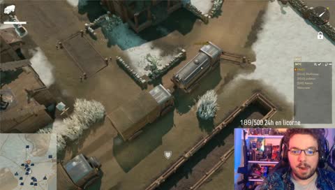 Un arbuste traverse la route