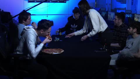 Karnis Freundin erpresst in