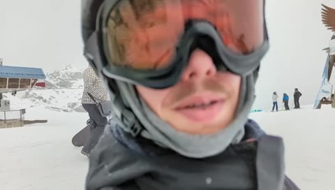 typ im hintergrund mault sich OMEGALUL