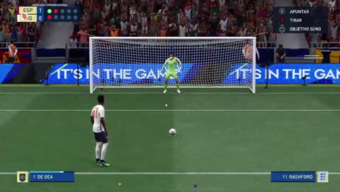 ariel pateando un penal con el volante