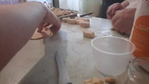 бабуся ругается осудительными словами