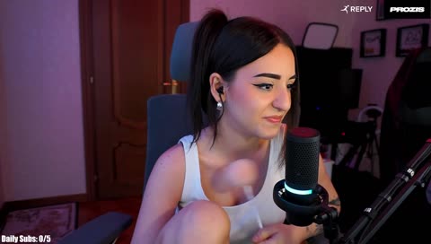 ''tu levati dalla mia (anche sua) stanza''