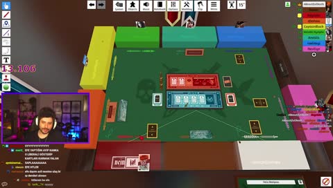 yaşlı dayı kartını gösteriyor