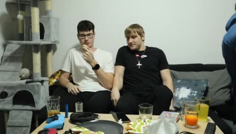 Cuky spálil večeři a Karel je realná bytost