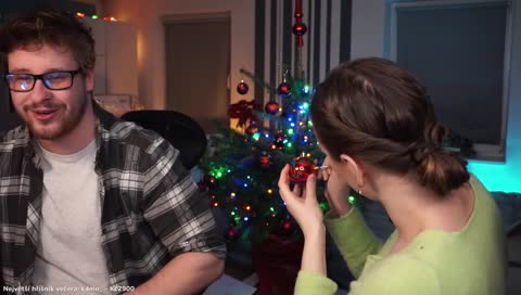 Když kamarád přivede přítelkyni, kterou nemáte úplně v lásce pepeLaugh