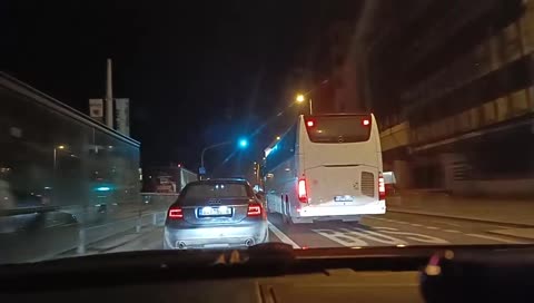 Ozralej dement na silnici