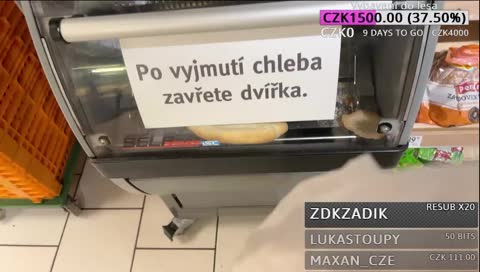 Jiřík v kráječi na chleba krájí rohlík ....