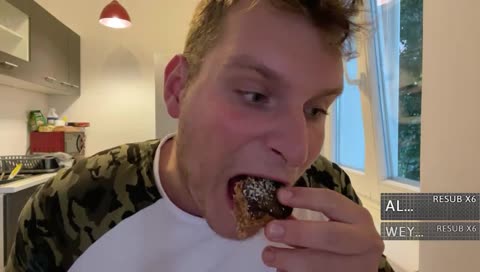 Ten zlobří zvuk, když do toho kousne xDDDDDDDDDD