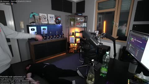 Je vyplej a měl 2 stromy(borovičky) a botmanova vykomunikovávání